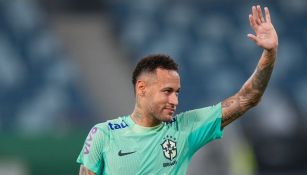 Neymar sufre robo de lujoso anillo en pleno estadio; un aficionado lo despoja en un saludo