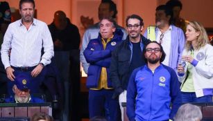 Emilio Azcárraga viendo un partido de América