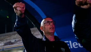 Marcelo Frigério, técnico de Pumas, durante el himno deportivo de la UNAM