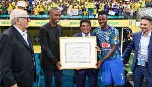 Vinicius recibe su certificado de origen