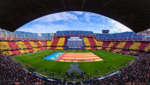 Valencia rinde homenaje a víctimas de inundaciones en su regreso al Estadio Mestalla