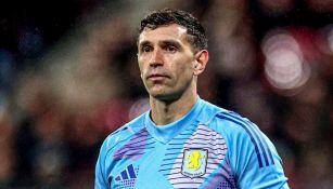 'Dibu' Martínez y la defensa del Aston Villa cometen error