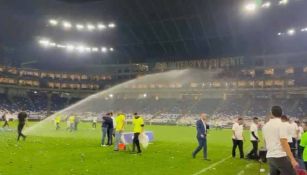 ¿Detuvieron el festejo?  Encargados de Estadio BBVA prendieron los aspersores de campo