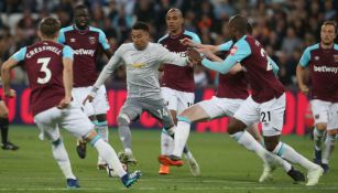 Jesse Lingard se enfrenta a varios jugadores del West Ham 