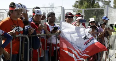 Afición de Lobos BUAP esperando a su equipo