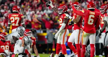 Los Chiefs lograron otra victoria sufrida para amarrar la postermporada