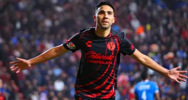 Afición de Cruz Azul lanza moneda a Emanuel Reynoso de Xolos 