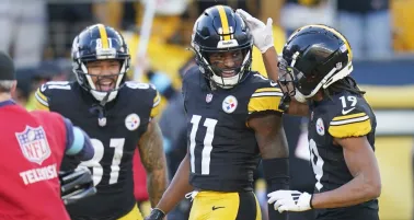 Wilson lanza para 2 touchdowns y los Steelers superan 27-14 a Browns