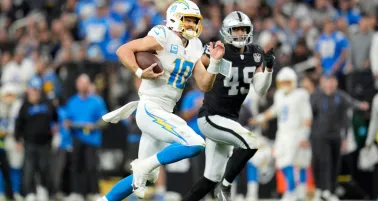 Justin Herbert y los Chargers aseguran el quinto sembrado de la AFC con victoria sobre Raiders