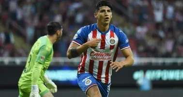 ¡Oficial! Alan Pulido regresa a Chivas