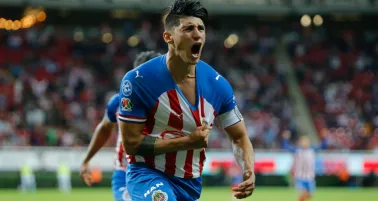 Chivas junta a sus dos últimos campeones de goleo con Alan Pulido y Chicharito 