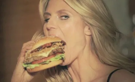 Heidi Klum y su manera sexy de comer hamburguesas