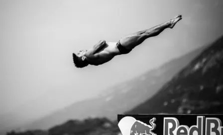 Jonathan Paredes brilla en el Red Bull Cliff Diving