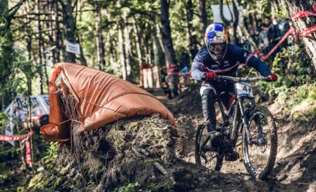 Loic Bruni conquista la montaña en Mundial de Descenso