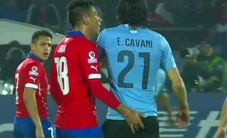 Medel bromea con provocación de Jara a Cavani  