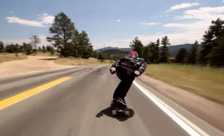 Skater desciende colina a 110 km/hr