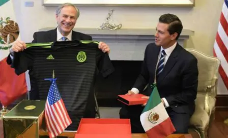 EPN regala playera del Tri a gobernador de Texas