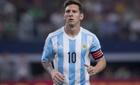 Messi auxilia al árbitro con cronómetro del partido