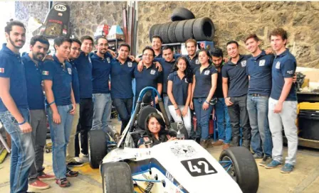 Alumnos de la UNAM crean auto de carreras de bajo costo