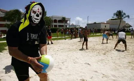 Luchadores de Triple A disfrutan de una 'pool party' en la playa