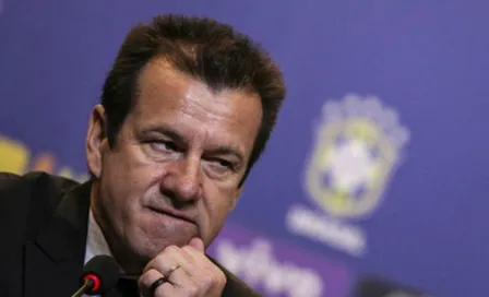 Dunga critica a jugadores por llevar un pastor a la concentración 