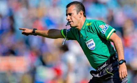 Árbitro marca penalti dudoso en favor de Cruz Azul