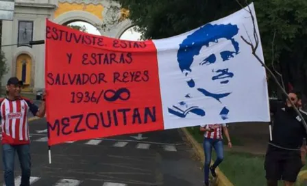 Afición de Chivas realiza caravana en honor a Chava Reyes