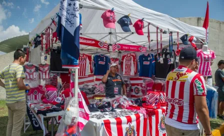 Mal paso de Chivas también afecta a comerciantes del Omnilife