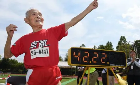 Atleta de 105 años fija récord en carrera de 100 metros 