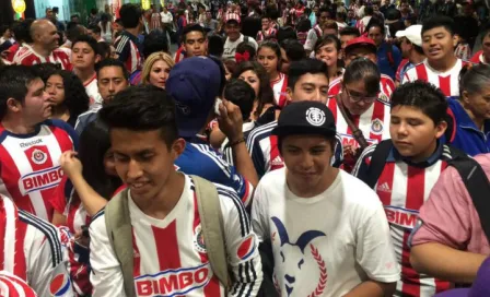 Aficionados reciben a Chivas con fiesta rojiblanca