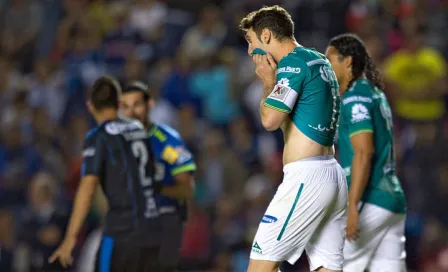 León cae contra Gallos y peligra su liderato