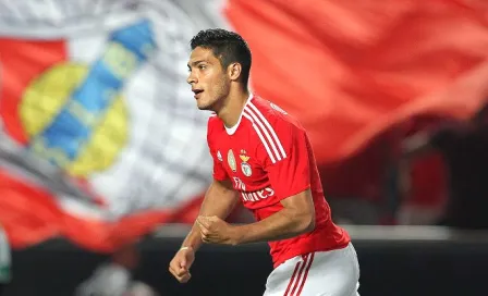 Jiménez entra de cambio en victoria de Benfica