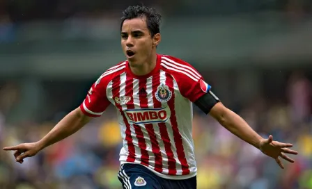 Omar Bravo marca doblete en el Súper Clásico