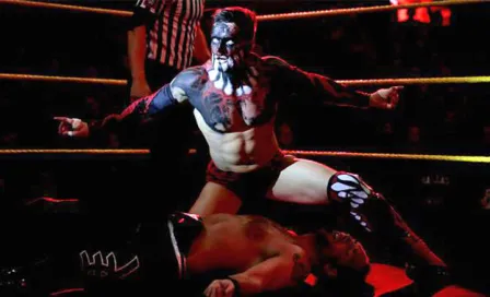 Finn Balor sufre curioso accidente en una lucha