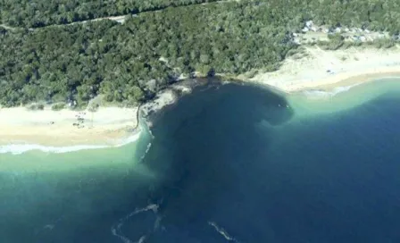 Inmenso agujero se traga playa en Australia