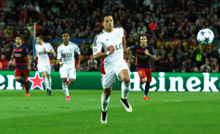 Barcelona se burla de Chicharito tras falla