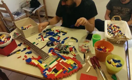 Crean la primera guitarra hecha de Lego