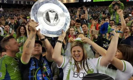 Aficionados se casan en partido de Seattle Sounders 