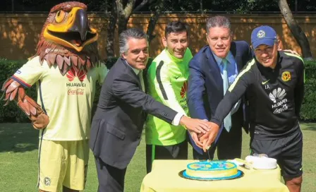 América parte pastel de cumpleaños en Coapa