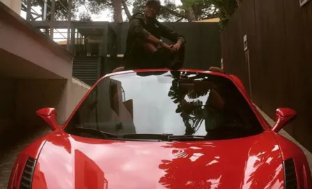 Neymar presume su nuevo Ferrari con feroz arrancón