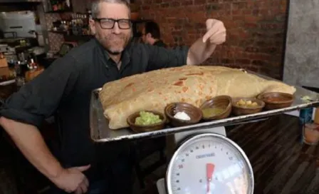 Regalan acciones de restaurante por comer burrito gigante