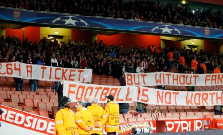 Aficionados del Bayern protestan por altos precios en el Emirates