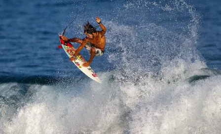 Surfista mexicano espera a 'Patricia' en Manzanilla