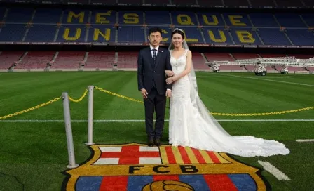 Pareja de chinos se compromete y casa en el Camp Nou