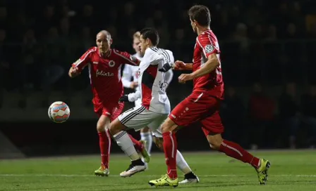 Chicharito mantiene racha goleadora con Leverkusen