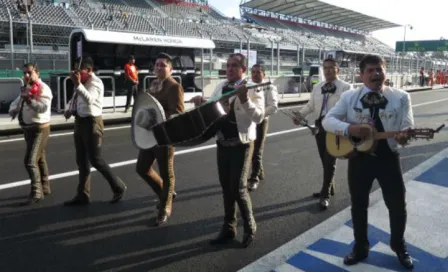 Pilotos desfilan en el AHR a ritmo de mariachi 