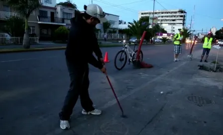 Ciudadanos usan los baches para jugar golf