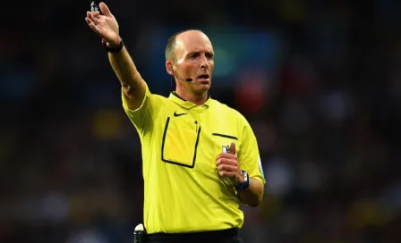 Mike Dean, el árbitro que festeja goles del Tottenham