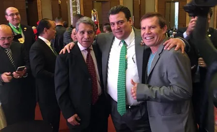 Mauricio Sulaimán agradece premio póstumo a su padre