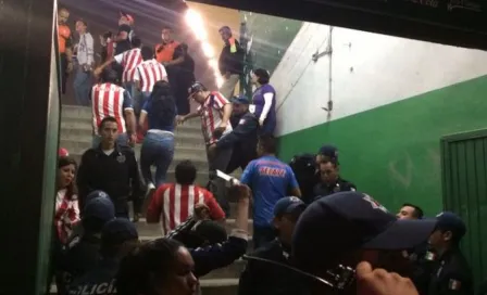 Valla de policías custodia a barra de Chivas en León